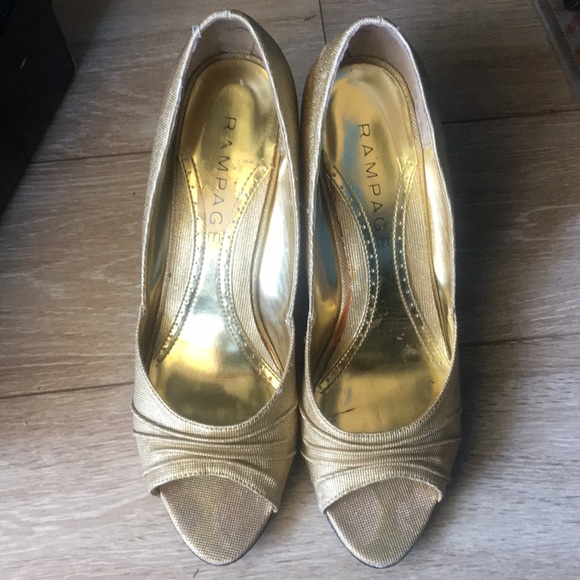 Cute gold Rampage wedges - Picture 1 of 3